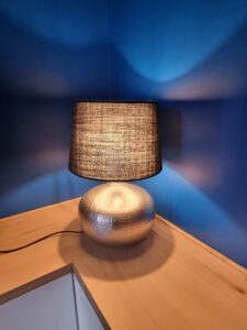 décoration d'intérieur - lampe sur banc TV