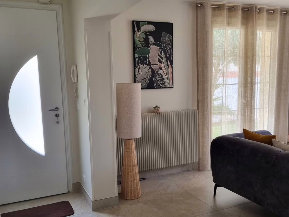 Entrée douce et naturelle Vue entrée claire avec lampe en rotin et rideaux en lin - consultante en aménagement intérieur en gironde