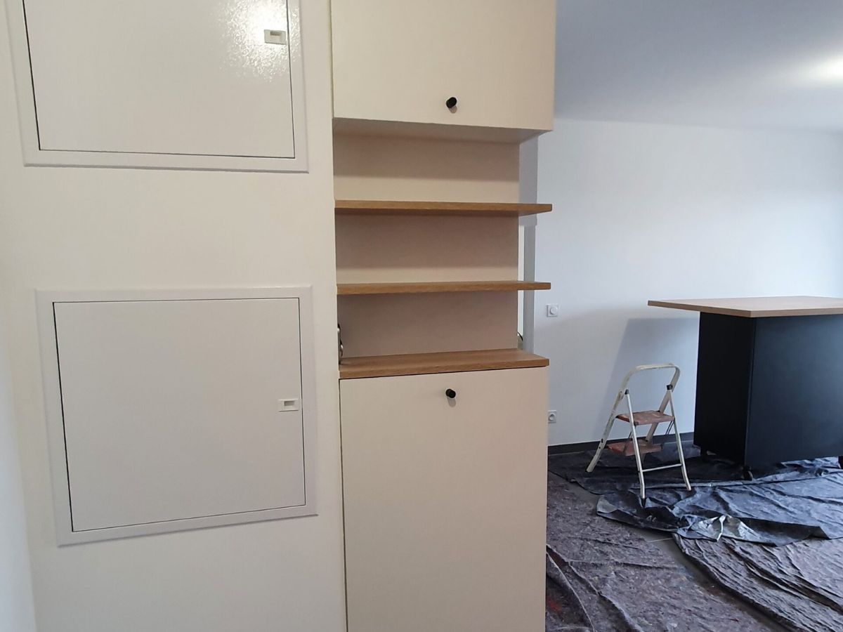 Meuble entrée discret et fonctionnel en cours de pose meuble blanc et tablettes en bois dans une entrée - consultante en aménagement intérieur en gironde