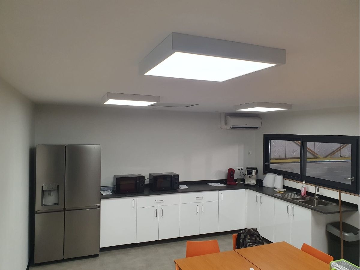 Cuisine réfectoire d’entreprise Cuisine blanche dans un réfectoire d'entreprise avec réfrigérateur double - Consultante en aménagement intérieur en Gironde