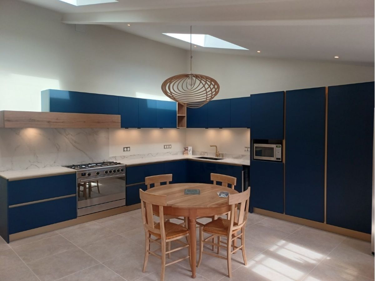 Cuisine bleue et bois Cuisine façades bleues, plan de travail dekton marbré et touches de laiton et de bois - Consultante en aménagement intérieur en Gironde