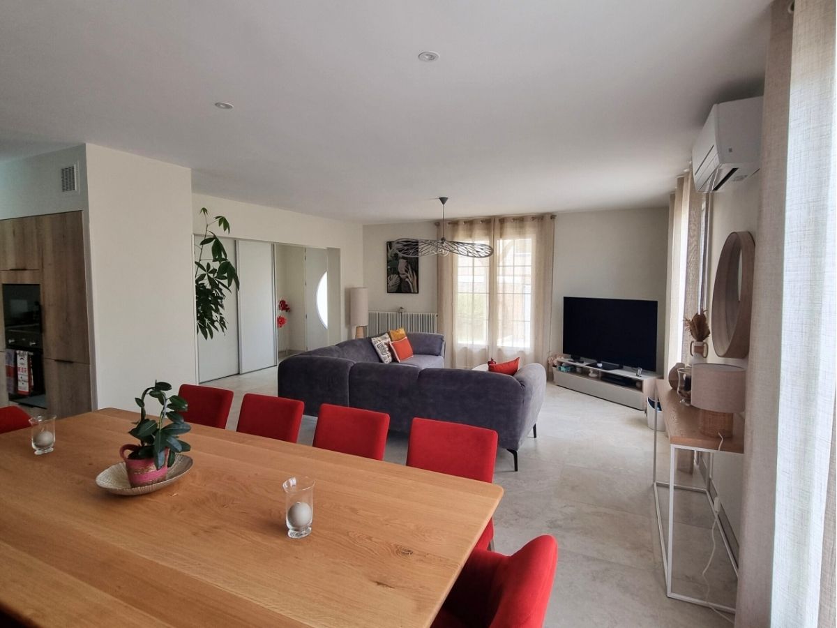 Pièce à vivre épuré et fonctionnel pièce à vivre avec table en bois, chaises rouges, canapé gris dans des tons naturels et clairs - Consultante en aménagement intérieur en Gironde