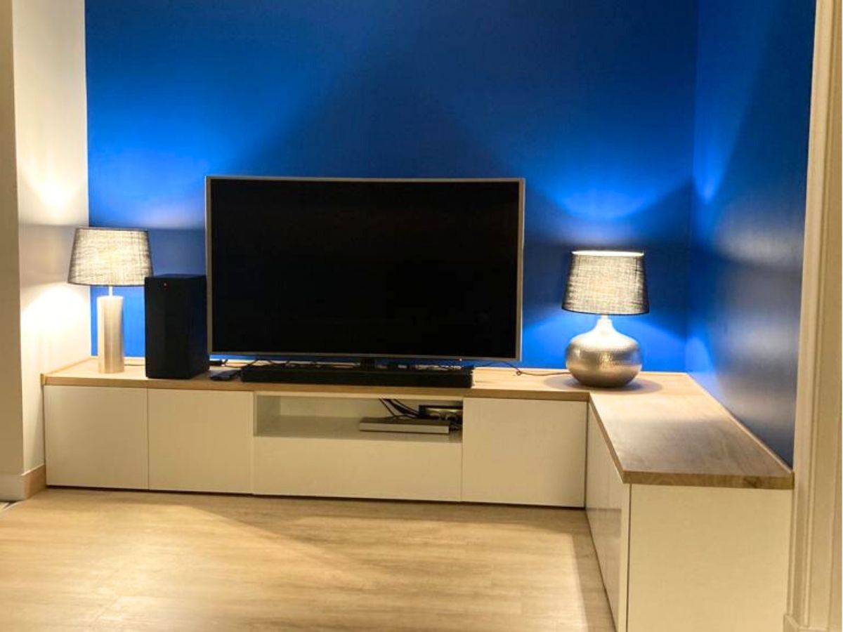 Banc télé sur-mesure avec meuble blanc et plateau en chêne massif Banc TV blanc avec plateau en chêne massif et luminaires - Consultante en aménagement intérieur en Gironde