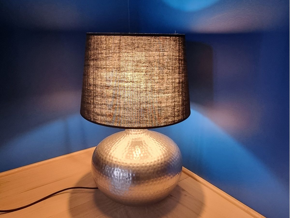 Lampe en métal et tissu Lampe de table avec pied métal et abat-jour en tissu noir - Consultante en aménagement intérieur en Gironde