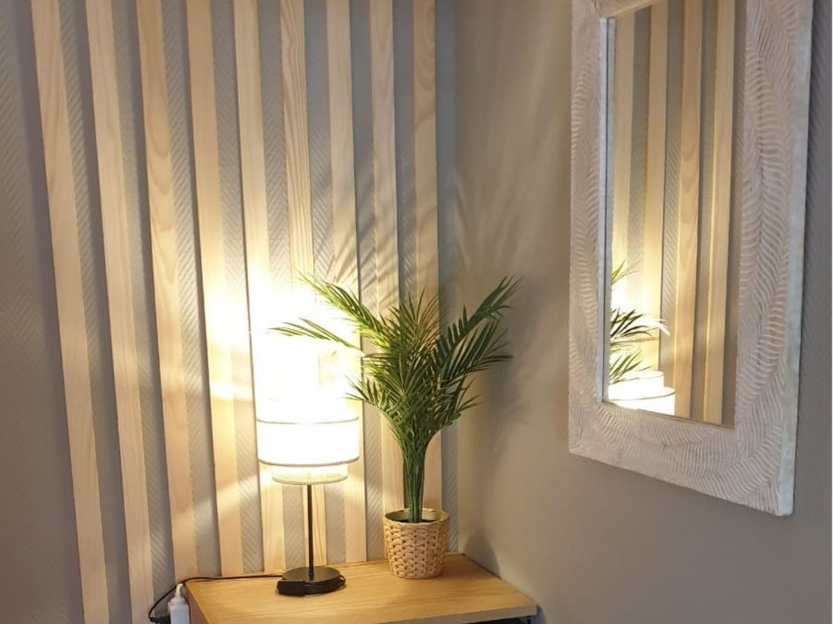 Détail claustra et luminosité dans le miroir claustra et miroir en bois plante et luminaire - Consultante en aménagement intérieur en Gironde
