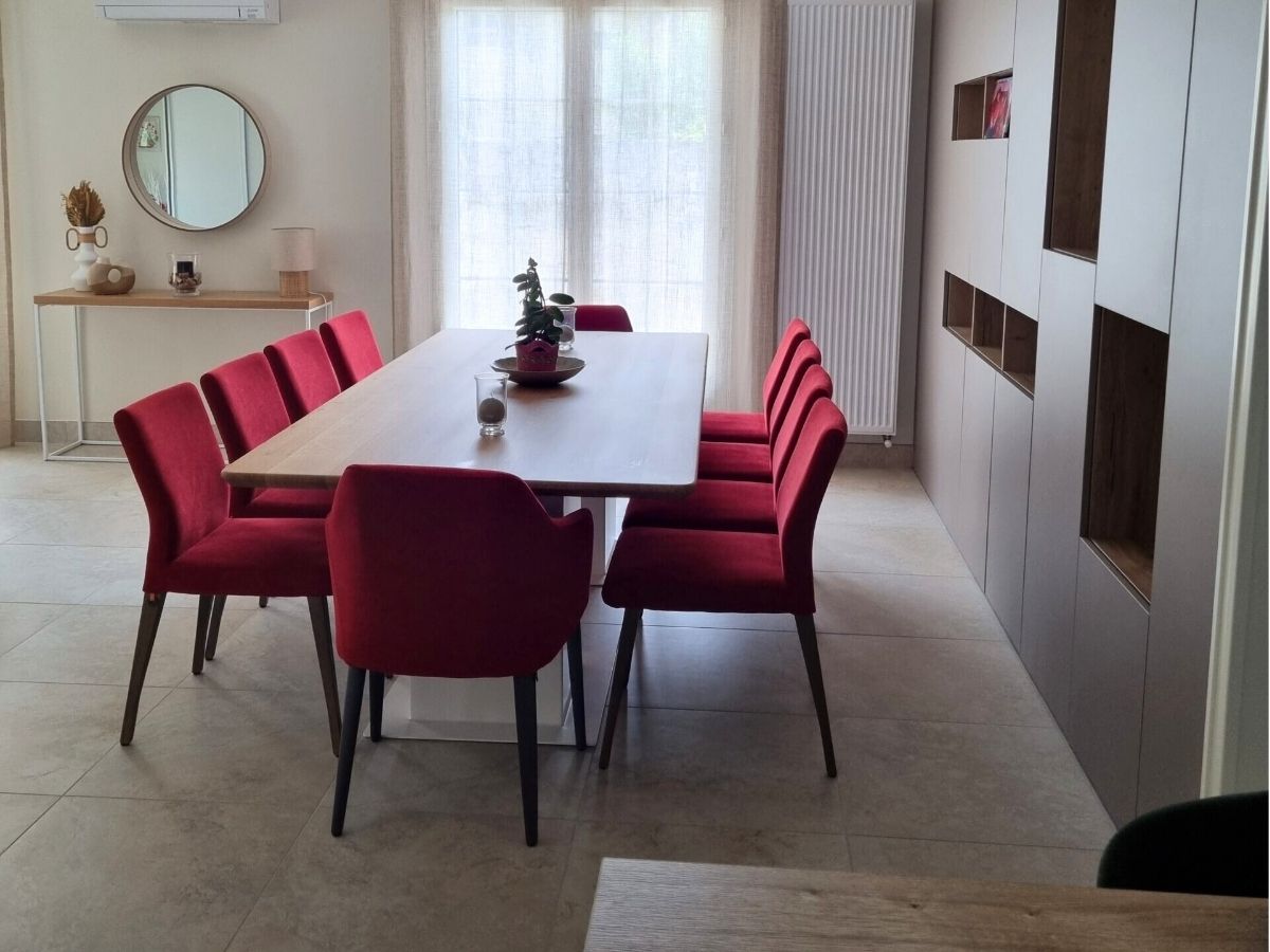 Table de salle à manger sur-mesure en bois Table de salle à manger sur-mesure en bois avec chaises rouges, console blanche et bois et miroir rond en bois - Consultante en aménagement intérieur en Gironde