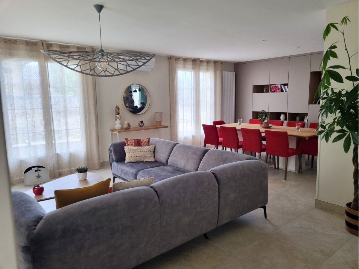 Pièce à vivre familiale et fonctionnelle salon et salle à manger avec living sur-mesure, tons neutres et naturels - Consultante en aménagement intérieur en Gironde