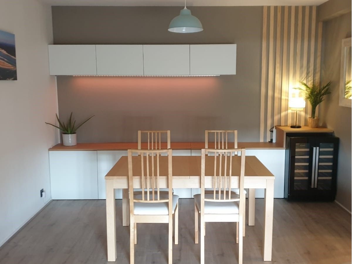 Salle à manger avec rangements blanc et bois Salle à manger avec bois et éléments blancs - Consultante en aménagement intérieur en Gironde