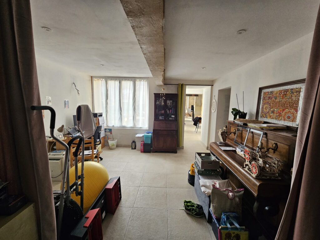 vue avant projet d'une pièce de 15 m² avec espace détente et espace travail