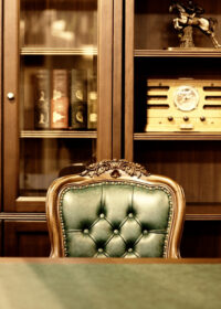 cabinet de curiosités avec chaise d'époque capitonnée
